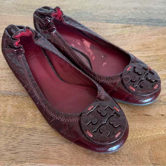 Tory Burch Reva Crocodile Embossed Cranberry Leather Flats Size 5 M - Picture 8 of 15